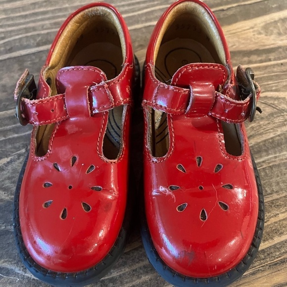 Adorable red Mary Jane style shoes with buckle closure. 23 wide.  US toddler 7.5 - Picture 1 of 11